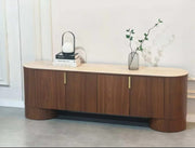 MUEBLE DE TV ICÓNICO CON MDF DE NOGAL Y CUBIERTA DE CERÁMICA DE TRAVERTINO RESISTENTE A RAYADURAS Y CALOR Y 4 PUERTAS 180X40X65CM