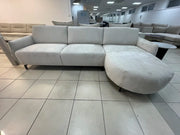 SOFÁ CARLTON RINCONERA DERECHA CON TAPIZADO EN CHENILLA BEIGE Y ESTRUCTURA DE MADERA 299X160CM