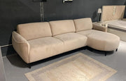 SOFÁ ESQUINERO DERECHO CARLTON CON TERCIOPELO BEIGE Y ESTRUCTURA DE MADERA, Y TAPIZADO DE TERCIOPELO 299X160CM