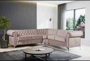 SOFÁ ESQUINERO TIFFANY CON TACHUELAS, TERCIOPELO BEIGE Y ESTRUCTURA DE MADERA, ESPUMA 263X263CM
