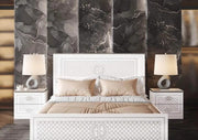 EL DORMITORIO SUAVE GUCCI EN BLANCO/PLATEADO PRESENTA UN DISEÑO MODERNO. EL CONJUNTO INCLUYE CAMA DE 160X200 CON SOMIER SIN COLCHÓN Y ARMARIO DE 4 PUERTAS CON 180X57X216CM Y TOCADOR CON 3 CAJONES DE 116X46X77CM Y 2 MESITAS DE NOCHE DE 54X37X50CM.
