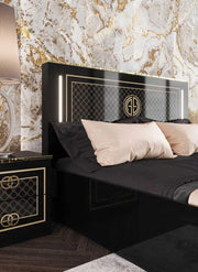 GUCCI SOFT IN BLACK AND GOLD COLOR WITH 2 DRAWERS .MEASURING 54X37X50CM