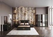 JUEGO DE DORMITORIO SUAVE GUCCI EN NEGRO/ORO CON DISEÑO MODERNO. EL CONJUNTO INCLUYE CAMA DE 160X200 CON SOMIER SIN COLCHÓN Y ARMARIO DE 4 PUERTAS DE 180X57X216CM Y TOCADOR CON 3 CAJONES DE 116X46X77CM Y 2 MESITAS DE NOCHE DE 54X37X50CM.