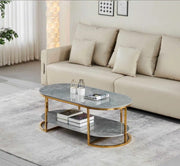 MESA DE CENTRO OVALADA GRIS Y DORADA CON TABLERO BLANCO Y ESTRUCTURA DE METAL DORADO. TAMBIÉN INCLUYE UN ESTANTE INFERIOR PARA ALMACENAMIENTO PRÁCTICO. 130X70X50CM