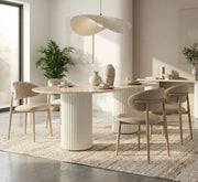 LA MESA DE COMEDOR KEYSHA PRESENTA UN DISEÑO BEIGE CON UNA CUBIERTA DE CERÁMICA TRAVERTINO BRILLANTE, COMBINANDO ESTILO MODERNO Y DURABILIDAD. 180X90X75CM