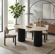 LA MESA DE COMEDOR KEYSHA CUENTA CON UNA BASE DE METAL NEGRO Y UNA CUBIERTA DE CERÁMICA DE TRAVERTINO BRILLANTE, COMBINANDO DISEÑO MODERNO Y DURABILIDAD. 180X90X75CM