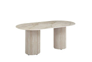 LA MESA DE COMEDOR KEYSHA CUENTA CON UNA BASE CON EFECTO TRAVERTINO Y UNA CUBIERTA DE CERÁMICA GRIS SHAKESPEARE QUE COMBINA UN ASPECTO DE PIEDRA MODERNO CON DURABILIDAD. SUS MEDIDAS SON 160X90X75CM.