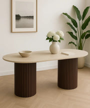 LA MESA DE COMEDOR KEYSHA CUENTA CON UNA BASE CON EFECTO DE NOGAL Y UNA CUBIERTA DE CERÁMICA TRAVERTINO BRILLANTE, COMBINANDO ELEGANCIA MODERNA Y DURABILIDAD. MIDE 160X90X75CM.