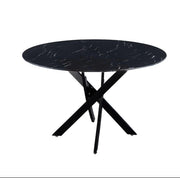 La mesa de comedor JESSICA de 100x75 cm presenta una tapa de mármol negro con patas de metal negro que combinan elegancia moderna.
