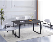 LA MESA DE COMEDOR BELGRADE DE 160X90X75 CM CUENTA CON MADERA GRIS Y PATAS DE METAL NEGRO.