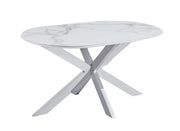 LA MESA DE COMEDOR MANON DE 150X90 CM CUENTA CON UN EFECTO DE MÁRMOL BLANCO CON PATAS PLATEADAS.