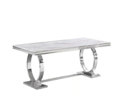 LA MESA DE COMEDOR OMEGA DE 180X90CM CUENTA CON UNA TAPA DE MÁRMOL BLANCO Y UNA BASE PLATEADA.