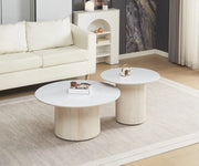LA MESA DE CENTRO BAIETA 80+60 CM CUENTA CON UNA BASE CON EFECTO TRAVERTINO Y UNA CUBIERTA CERÁMICA CON EFECTO MÁRMOL BLANCO.
