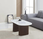 LA MESA DE CENTRO ROXY DE 120X60X45CM PRESENTA UNA TAPA DE CERÁMICA CON EFECTO MÁRMOL BLANCO Y PATAS CON ESTILO NOGAL.