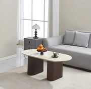 LA MESA DE CENTRO ROXY DE 120X60X45CM PRESENTA UNA TAPA DE CERÁMICA CON EFECTO TRAVERTINO BRILLANTE Y UN ESTILO NOGAL.