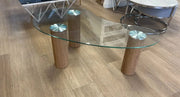LA MESA DE CENTRO PYLONE 120X70X45CM PRESENTA UNA TAPA DE CRISTAL TRANSPARENTE CON PATAS ESTILO ROBLE.
