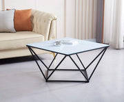 LA MESA DE CENTRO ALINA DE 80X80X45 CM PRESENTA UNA TAPA BLANCA VETEADA Y PATAS DE METAL NEGRO.