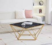 LA MESA DE CENTRO ALINA DE 80X80X45 CM CUENTA CON UNA TAPA DE CRISTAL EFECTO MÁRMOL NEGRO CON PATAS ALINA DORADAS.