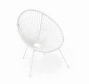 MODERNA SILLA AUXILIAR BLANCA CON UN DISEÑO ESCULTÓRICO DE ALAMBRE, RESPALDO REDONDEADO Y PATAS DE METAL DELGADAS.