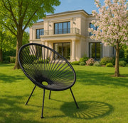 SILLÓN DE ACENTO NEGRO MODERNO CON DISEÑO ESCULTÓRICO DE ALAMBRE, RESPALDO REDONDEADO Y PATAS METÁLICAS DELGADAS.