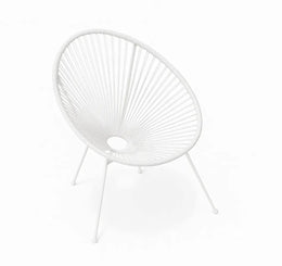 MODERNA SILLA AUXILIAR BLANCA CON UN DISEÑO ESCULTÓRICO DE ALAMBRE, RESPALDO REDONDEADO Y PATAS DE METAL DELGADAS.