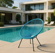 MODERNA SILLA AUXILIAR AZUL CLARO CON UN DISEÑO DE ALAMBRE ESCULTURAL, RESPALDO REDONDEADO Y PATAS DE METAL ESTILIZADAS.