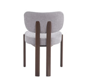 SILLA BAGUETTE CON PATAS EFECTO NOGAL EN TELA DE CHENILLA SERGE GRIS CLARO.