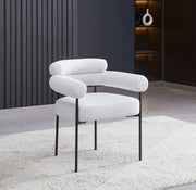 SILLÓN BULLE EN TELA SARGADA GRIS CON PATAS DE METAL NEGRO.