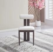 SILLA TIFFANY CON PATAS EFECTO NOGAL EN TERCIOPELO BEIGE.