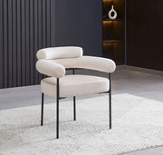 SILLÓN BULLE EN TERCIOPELO BEIGE CON PATAS DE METAL NEGRO.