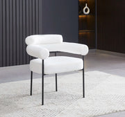 SILLAS BULLE EN TELA DE PELUCHE BLANCA CON PATAS DE METAL NEGRO.