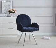SILLÓN MIMI CON PATAS PLATEADAS Y ASIENTO DE TERCIOPELO AZUL.