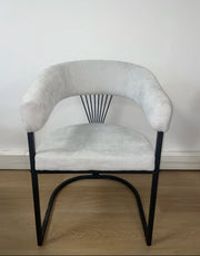 SILLÓN BRITTANY EN TELA SARGA GRIS CON ACABADO DE METAL NEGRO. MEDIDAS: 50X45X81.5CM