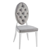 SILLAS CON TUFTING CAPITONÉ MEDALLÓN EN TERCIOPELO GRIS Y PATAS PLATEADAS.