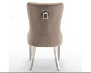 SILLAS CON MANGO RECTANGULAR EN TERCIOPELO COLOR MOCCA CON PATAS PLATEADAS.
