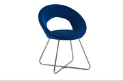 SILLAS CON DISEÑO DE BURBUJA, PATAS PLATEADAS Y TERCIOPELO AZUL.