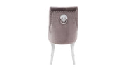 SILLÓN TAPIZADO CON DETALLES DE CABEZA DE LEÓN CON TERCIOPELO MOCHA CON PATAS PLATEADAS.