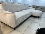 SOFÁ CARLTON RINCONERA DERECHA CON TAPIZADO EN CHENILLA BEIGE Y ESTRUCTURA DE MADERA 299X160CM