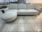 SOFÁ CARLTON RINCONERA IZQUIERDA CON TEJIDO CHENILLA BEIGE CON ESTRUCTURA DE MADERA Y TAPIZADO EN TELA 299X160CM