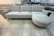 SOFÁ CARLTON RINCONERA DERECHA CON TAPIZADO EN CHENILLA BEIGE Y ESTRUCTURA DE MADERA 299X160CM