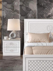 EL DORMITORIO SUAVE GUCCI EN BLANCO/PLATEADO PRESENTA UN DISEÑO MODERNO. EL CONJUNTO INCLUYE CAMA DE 160X200 CON SOMIER SIN COLCHÓN Y ARMARIO DE 4 PUERTAS CON 180X57X216CM Y TOCADOR CON 3 CAJONES DE 116X46X77CM Y 2 MESITAS DE NOCHE DE 54X37X50CM.