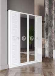 EL DORMITORIO SUAVE GUCCI EN BLANCO/PLATEADO PRESENTA UN DISEÑO MODERNO. EL CONJUNTO INCLUYE CAMA DE 160X200 CON SOMIER SIN COLCHÓN Y ARMARIO DE 4 PUERTAS CON 180X57X216CM Y TOCADOR CON 3 CAJONES DE 116X46X77CM Y 2 MESITAS DE NOCHE DE 54X37X50CM.