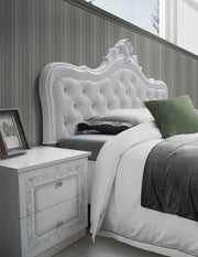 EL DORMITORIO LUISIANA EN BLANCO/PLATA PRESENTA UN DISEÑO MODERNO Y ELEGANTE. EL JUEGO INCLUYE UNA CAMA DE 160X200CM CON SOMIER Y SIN COLCHÓN, UNA CÓMODA, UN ESPEJO CON ARMARIO DE 4 PUERTAS Y 2 MESITAS DE NOCHE.
