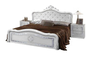 EL DORMITORIO LUISIANA EN BLANCO/PLATA PRESENTA UN DISEÑO MODERNO Y ELEGANTE. EL JUEGO INCLUYE UNA CAMA DE 160X200CM CON SOMIER Y SIN COLCHÓN, UNA CÓMODA, UN ESPEJO CON ARMARIO DE 4 PUERTAS Y 2 MESITAS DE NOCHE.