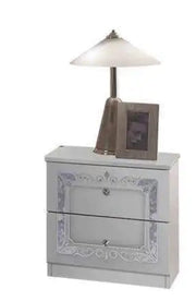EL DORMITORIO LUISIANA EN BLANCO/PLATA PRESENTA UN DISEÑO MODERNO Y ELEGANTE. EL JUEGO INCLUYE UNA CAMA DE 160X200CM CON SOMIER Y SIN COLCHÓN, UNA CÓMODA, UN ESPEJO CON ARMARIO DE 4 PUERTAS Y 2 MESITAS DE NOCHE.