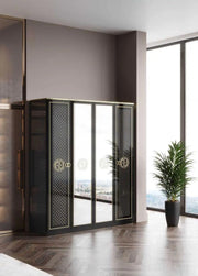 JUEGO DE DORMITORIO SUAVE GUCCI EN NEGRO/ORO CON DISEÑO MODERNO. EL CONJUNTO INCLUYE CAMA DE 160X200 CON SOMIER SIN COLCHÓN Y ARMARIO DE 4 PUERTAS DE 180X57X216CM Y TOCADOR CON 3 CAJONES DE 116X46X77CM Y 2 MESITAS DE NOCHE DE 54X37X50CM.