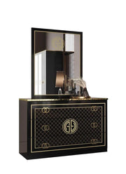 JUEGO DE DORMITORIO SUAVE GUCCI EN NEGRO/ORO CON DISEÑO MODERNO. EL CONJUNTO INCLUYE CAMA DE 160X200 CON SOMIER SIN COLCHÓN Y ARMARIO DE 4 PUERTAS DE 180X57X216CM Y TOCADOR CON 3 CAJONES DE 116X46X77CM Y 2 MESITAS DE NOCHE DE 54X37X50CM.