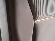 EL CONJUNTO BASE LYON DE 160X200 CM EN TERCIOPELO BEIGE/ORO COMBINA DISEÑO DE CABECERO CON CANAPÉ INCLUIDO (SIN COLCHÓN)