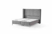 LA BASE TOKIO DE 160X200CM EN TERCIOPELO GRIS SE COMBINA CON UN DISEÑO DE FORRO Y UNA COMODIDAD SUPERIOR. SU ELEGANTE CABECERO Y AMPLIO ESPACIO PARA DORMIR INCLUYEN CANAPÉ Y COLCHÓN.