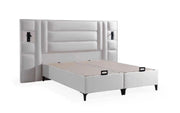 LA BASE DE PANDORA 160X200CM EN TERCIOPELO BEIGE COMBINA UN DISEÑO MODERNO CON UNA COMODIDAD SUPERIOR. SU ELEGANTE CABECERO TAPIZADO Y SU AMPLIA ZONA DE DESCANSO PROPORCIONAN